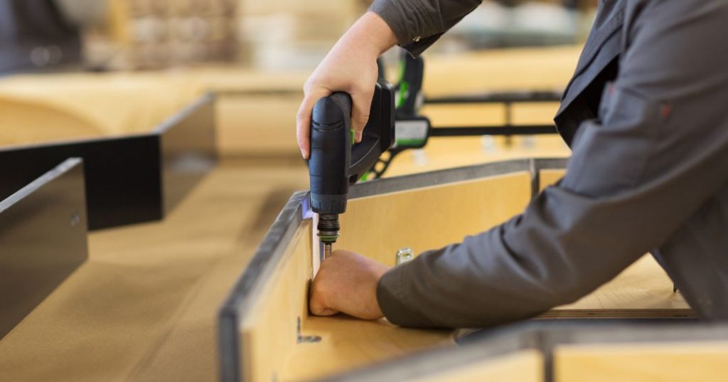 Como Montar Guarda-Roupa em Piracicaba: 5 Passos e Dicas capa montador de moveis em Piracicaba